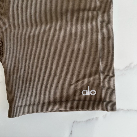 Alo Yoga Seamless Ribbed Favorite Short - 5” - Olive Tree - Size S - Picture 4 of 9